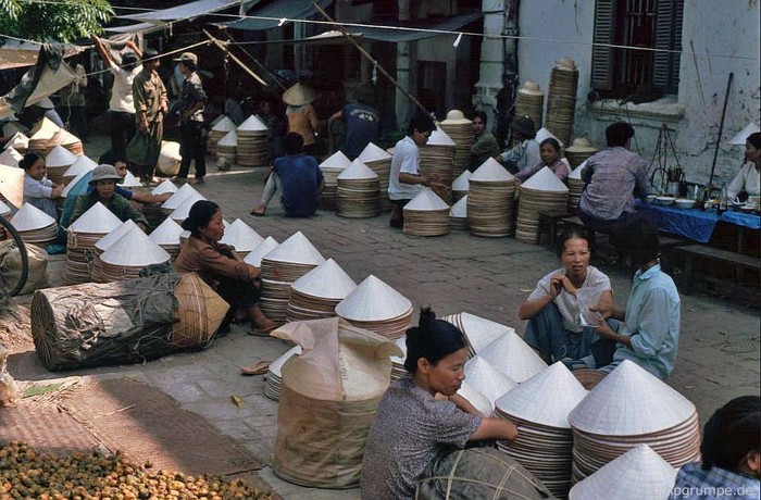 Những người bán nón, Hà Nội 1991.